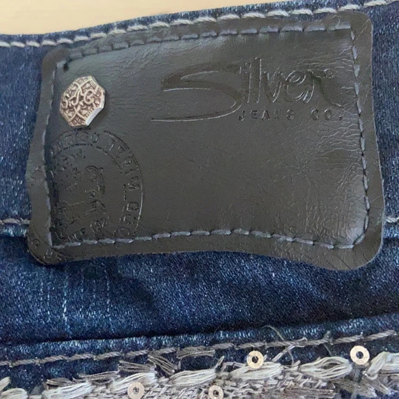 Silver Suki Mid Boot Fluid Denim Dark Wash Embellished Jeans - Size 26 - Picture 10 of 11